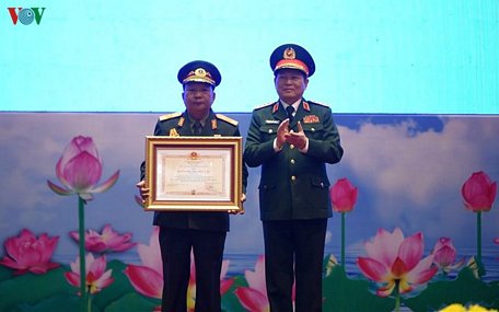 Đại tướng Ngô Xuân Lịch (phải) trao tặng Đại tướng Chansamone Chanyalath, Huân chương Độc lập hạng Nhất.