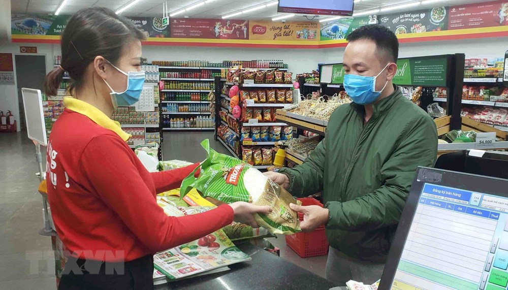  Người dân chủ động phòng, chống dịch COVID–19 bằng cách đeo khẩu trang khi đi chợ, siêu thị. (Ảnh: TTXVN)