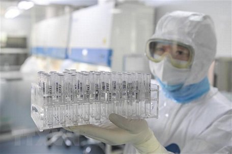 Kỹ thuật viên làm việc trong phòng thí nghiệm ở Hợp Phì, tỉnh An Huy, Trung Quốc, ngày 9/2/2020. (Nguồn: THX/TTXVN)