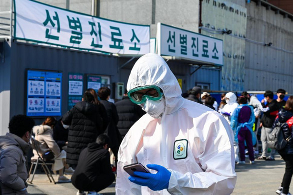 Một trung tâm y tế dã chiến tiếp nhận bệnh nhân nghi nhiễm COVID-19 tại Daegu - Ảnh: UPI