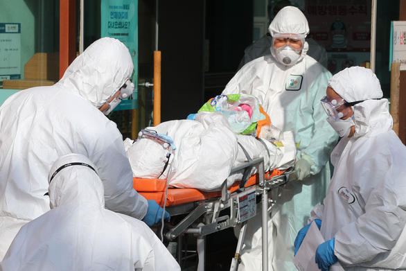 Nhiều trường hợp nhiễm COVID-19 được ghi nhận tại Bệnh viện Daenam ở Cheongdo, một điểm nóng của dịch - Ảnh: AFP