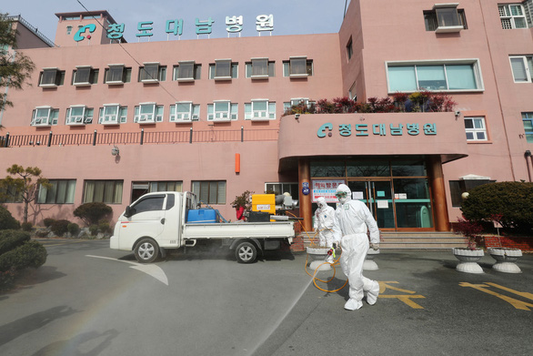 Tẩy uế trước bệnh viện ở Cheongdo, gần thành phố Daegu ngày 21/2 - Ảnh: AFP