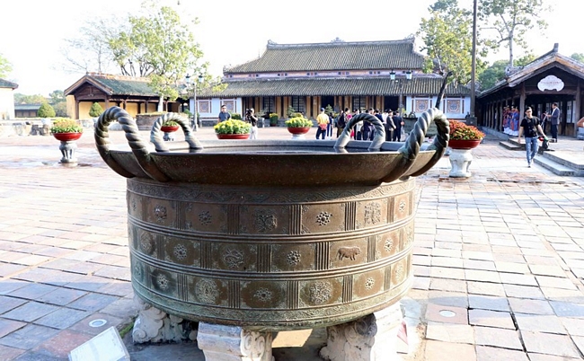 Chiếc vạc đồng đặt tại sân điện Cần Chánh (Đại nội Huế) được đúc năm 1662 dưới thời Hiền Vương Nguyễn Phúc Tần, là Bảo vật Quốc gia năm 2015. (Ảnh: Đỗ Trưởng/TTXVN)