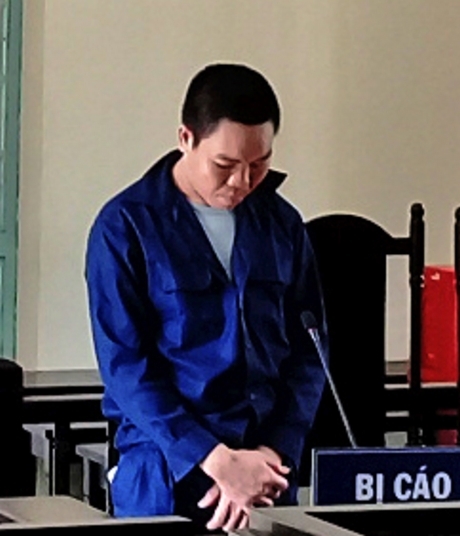 Bị cáo Nguyễn Thanh Tùng cúi đầu nhận tội tại phiên tòa sơ thẩm.