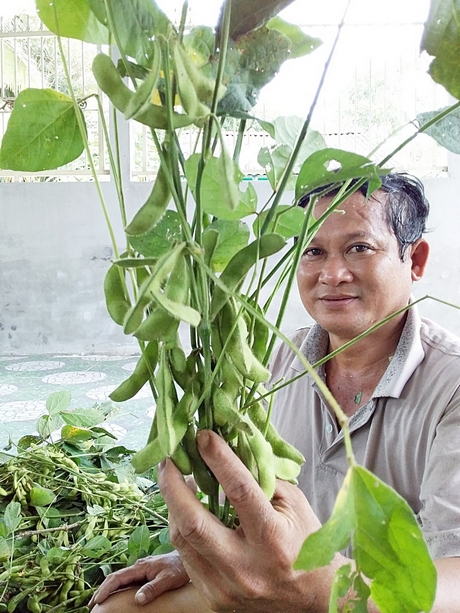 Nông dân xã Nguyễn Văn Thảnh phấn khởi sau vụ mùa thu hoạch.