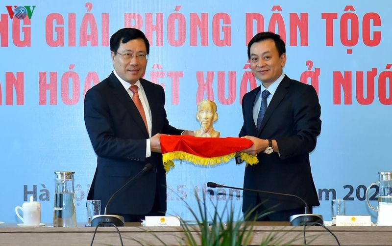 Phó Thủ tướng, Bộ trưởng Ngoại giao Phạm Bình Minh (trái) trao bức tượng cho Giám đốc Bảo tàng Hồ Chí Minh Vũ Mạnh Hà để bảo quản và phát huy giá trị tinh thần của kỷ vật.