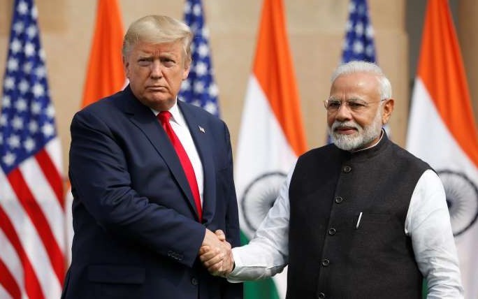 Tổng thống Mỹ Trump (trái) bắt tay Thủ tướng Ấn Độ Modi. Ảnh: MSN.
