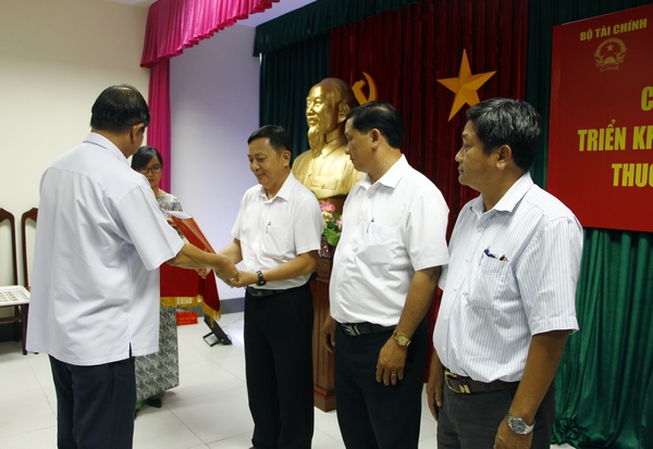 Ông Huỳnh Vân Hải- Cục trưởng Cục Thuế tỉnh trao quyết định cho lãnh đạo các chi cục thuế khu vực.