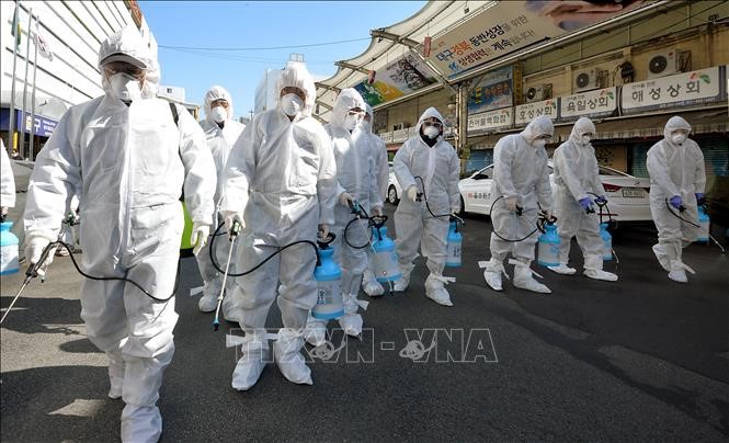 Phun thuốc khử trùng tại một khu chợ ở thành phố Daegu, Hàn Quốc ngày 23/2/2020. Ảnh: THX/TTXVN