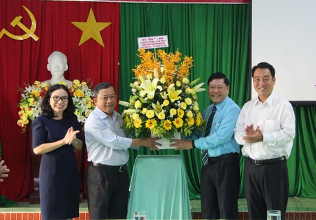 Bí thư Tỉnh ủy- Trần Văn Rón và Chủ tịch UBND tỉnh- Lữ Quang Ngời tặng hoa chúc mừng lãnh đạo Sở Y tế.