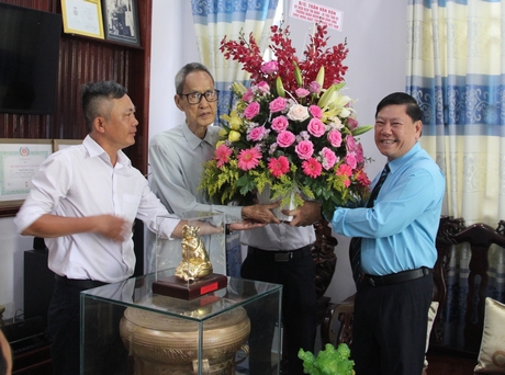 Bí thư Tỉnh ủy- Trần Văn Rón thăm, tặng hoa, quà cho nguyên Giám đốc Sở Y tế Nguyễn Hồng Trung.