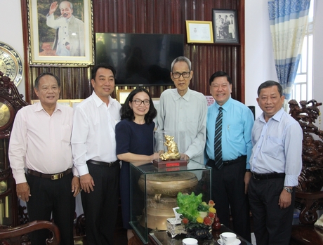 Lãnh đạo tỉnh chụp ảnh lưu niệm cùng nguyên Giám đốc Sở Y tế Nguyễn Hồng Trung.