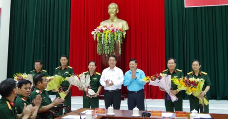 Bí thư Tỉnh ủy- Trần Văn Rón và Chủ tịch UBND tỉnh- Lữ Quang Ngời tặng hoa chúc mừng các đồng chí hoàn thành nhiệm vụ và nhận nhiệm vụ mới.