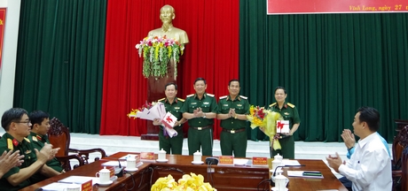 Trung tướng Nguyễn Hoàng Thủy (thứ hai từ phải sang) và Trung tướng Huỳnh Chiến Thắng (thứ ba từ phải sang) tặng hoa chúc mừng Đại tá Phạm Văn Bé Tư và Đại tá Phùng Văn Mười.