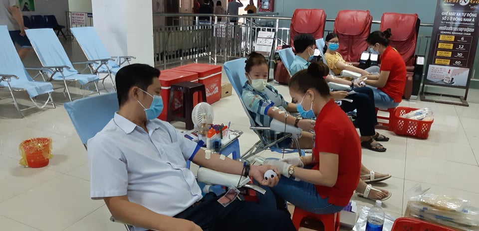 Trên 70 nhân viên bệnh viện tham gia hiến máu.