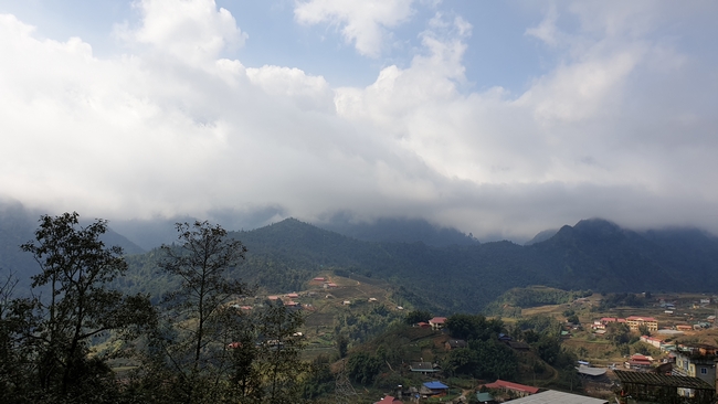 Bản làng, đồi núi chìm trong mây đẹp như một bức tranh.