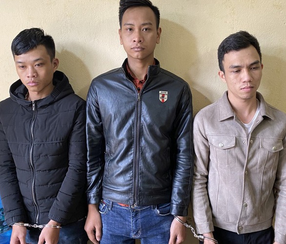 Ba nghi phạm liên quan đến vụ án vừa bị Công an huyện Như Xuân bắt giữ - Ảnh: BÌNH AN