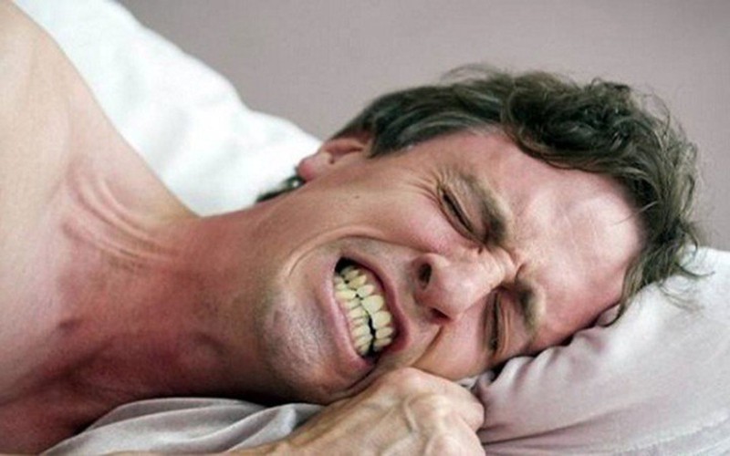 Chứng nghiến răng khi ngủ: Nghiến răng trong khi ngủ không chỉ hủy hoại hàm răng, mà có thể khiến bạn thức dậy sáng sớm với cái đầu đau nhức.