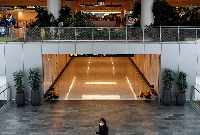 Sân bay quốc tế Changi, Singapore không tấp nập như ngày thường - Ảnh: Reuters