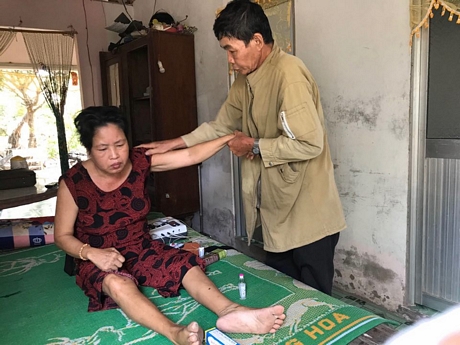 Bà Lê Thị Bảy đến điều trị châm cứu tại Hội Châm cứu tỉnh (Phường 2- TP Vĩnh Long).