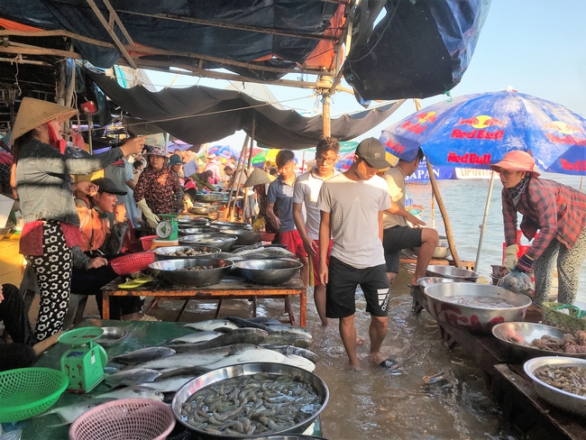 Chợ cá ở bãi Cam Bình rất đông đúc, tấp nập trên biển sau một đêm đánh bắt.