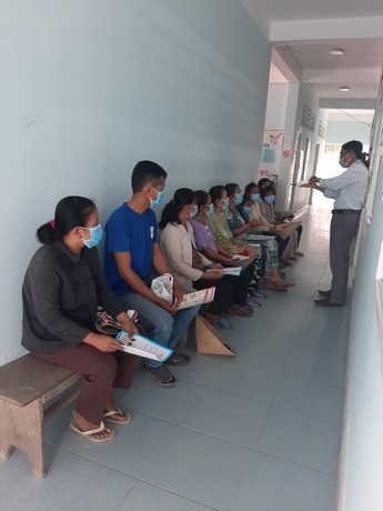 Cán bộ y tế tuyên truyền kiến thức phòng dịch COVID-19 cho bà con dân tộc Khmer tại Trạm Y tế xã Loan Mỹ. 