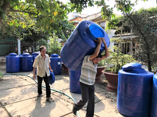 Được huyện Long Hồ hỗ trợ, UBND xã Bình Hòa Phước phát bồn trữ nước ngọt cho người dân khó khăn bị ảnh hưởng xâm nhập mặn ở 3 ấp Bình Hòa 1, Bình Hòa 2, Phú An 2