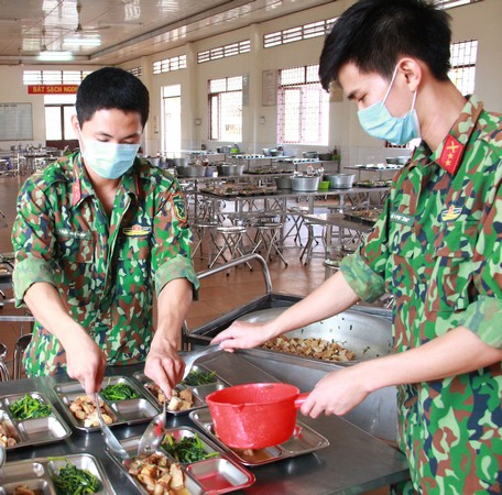 Bộ đội chuẩn bị bữa ăn cho những người bị cách ly. Chế độ ăn được quy định theo tiêu chuẩn của Bộ Quốc phòng là 57.000 đ /người/ngày.