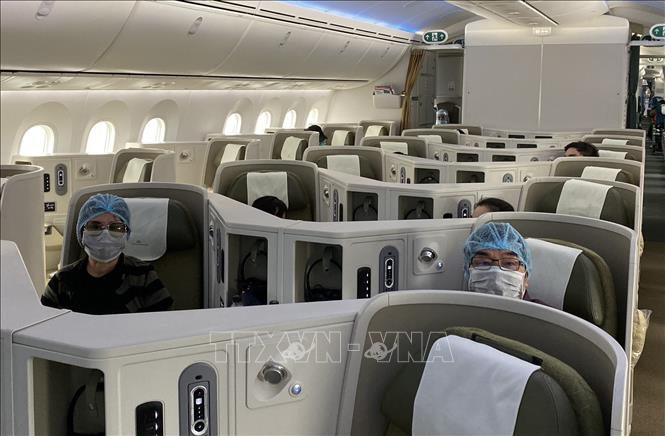 Hành khách trên các chuyến bay bắt buộc phải đeo khẩu trang trong suốt thời gian bay. Ảnh: TTXVN phát