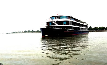 Một du thuyền nước ngoài thực hiện liên tuyến Mekong- Campuchia, neo đậu ở sông Cổ Chiên hồi đầu tháng 3/2020.