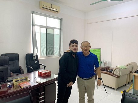 Trợ lý ngôn ngữ Vũ Anh Thắng (trái) nhận lời hỗ trợ tiếng Việt cho thầy Park cùng các thành viên Hàn Quốc trong BHL tuyển Việt Nam. Ảnh: Facebook nhân vật