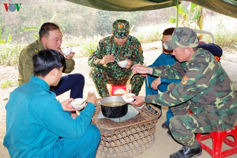 Những bữa ăn đạm bạc, vội vã nơi nhà lán, lều bạt được duy trì gần hai tháng nay của bộ đội biên phòng Lai Châu và các lực lượng địa phương tại trên các đường mòn, lối mở tuyến biên giới đã góp phần ngăn chặn dịch bệnh Covid-19