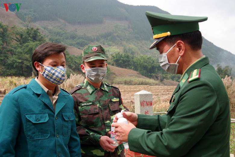 Dù còn nhiều khó khăn, nhưng Bộ Chỉ huy bộ đội biên phòng Lai Châu cũng trang bị tốt cho các lực lượng chốt chặn về khẩu trang, nước rửa tay sát khuẩn để phòng dịch xâm nhiễm