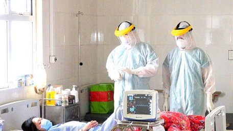 Các y bác sĩ chăm sóc tận tình cho một ca nhiễm COVID-19 (Ảnh: PV/Vietnam+)
