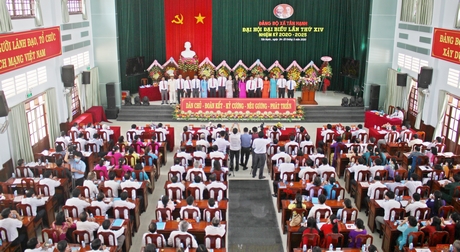 Đoàn đại biểu dự đại hội cấp trên ra mắt đại hội.