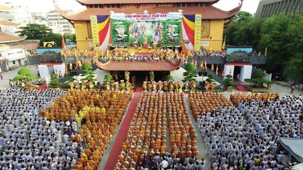 Lễ hội tôn giáo thường tập trung đông người. Trong ảnh là Đại lễ Phật đản Liên hợp quốc tổ chức tại Việt Nam năm 2019. 