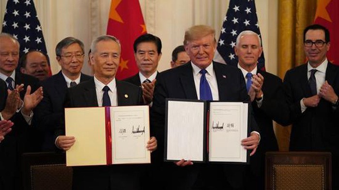 Tổng thống Mỹ Donald Trump và Phó Thủ tướng Trung Quốc Lưu Hạc ngày 15/1 đã chính thức ký Thỏa thuận thương mại giai đoạn 1. Ảnh: News.cn