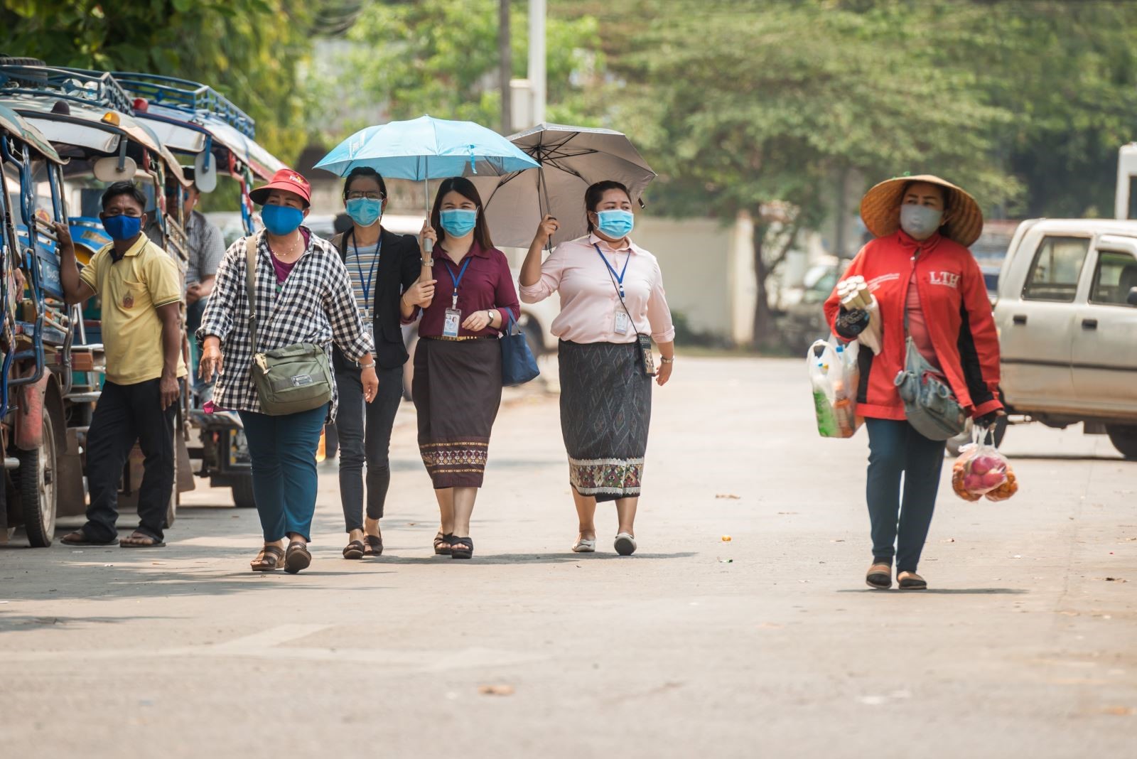 Người dân đeo khẩu trang nhằm ngăn chặn sự lây lan của dịch COVID-19 tại thủ đô Viêng Chăn, Lào ngày 23/3/2020. Ảnh: THX/TTXVN
