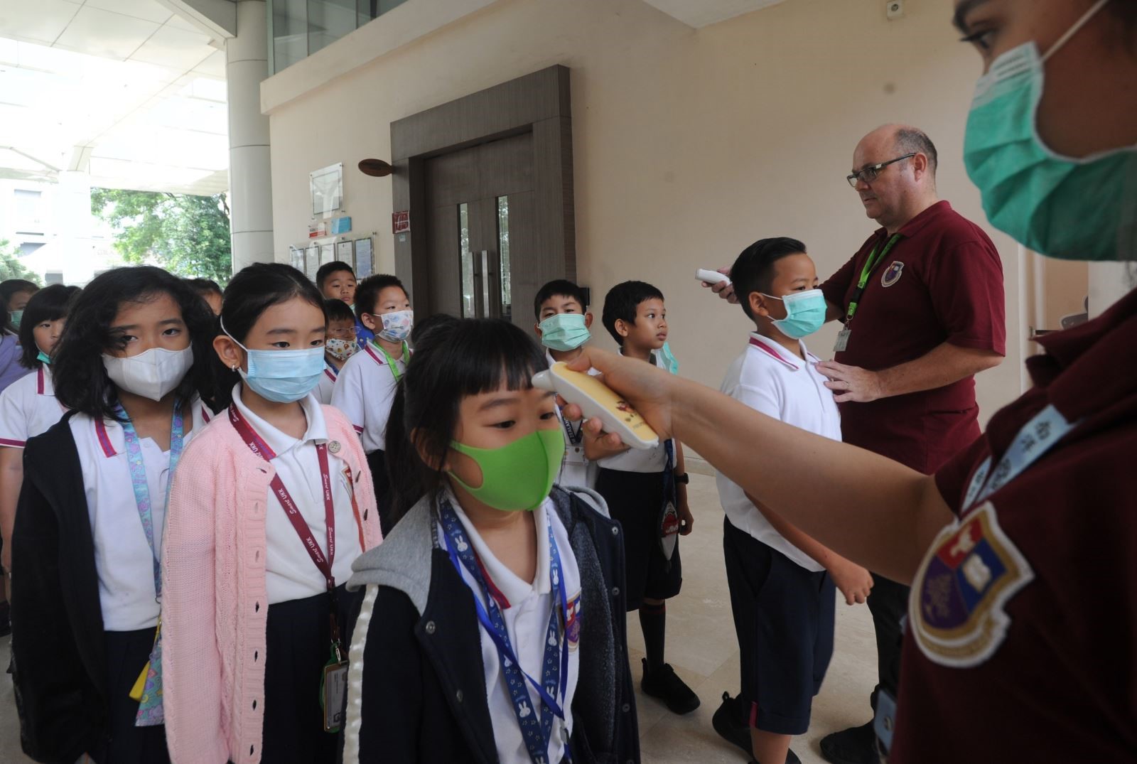 Kiểm tra thân nhiệt phòng lây nhiễm COVID-19 tại trường học ở Tangerang, Indonesia, ngày 3/3/2020. Ảnh: AFP/TTXVN
