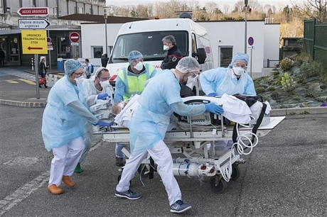 Nhân viên y tế chuyển bệnh nhân nhiễm COVID-19 tại Mulhouse, Pháp, ngày 17/3/2020. Ảnh: AFP/ TTXVN