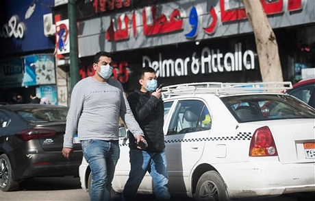 Người dân đeo khẩu trang để phòng tránh lây nhiễm COVID-19 tại Cairo, Ai Cập, ngày 22/3/2020. Ảnh: THX/ TTXVN