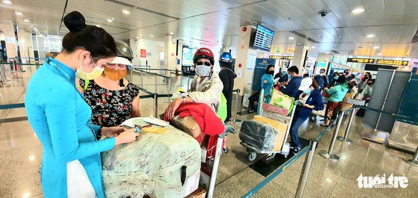 Hành khách bay nội địa bắt buộc khai báo y tế mới được hoàn tất thủ tục check-in - Ảnh: CÔNG TRUNG