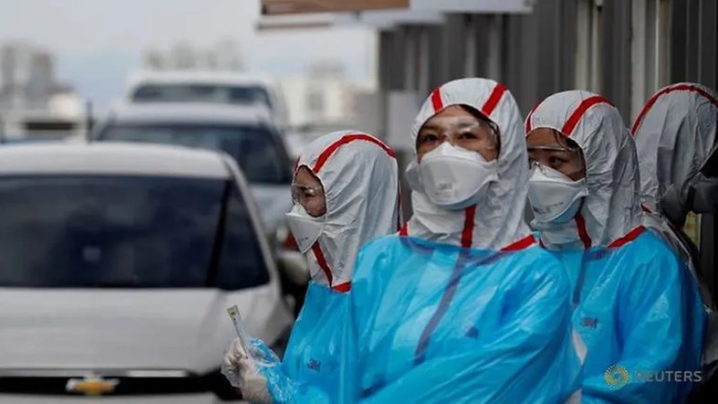 Nhân viên y tế mặc đồ bảo hổ trong lúc làm việc ở một trung tâm xét nghiệm nhanh virus SARS-CoV-2 ở Deagu. Ảnh: Reuters