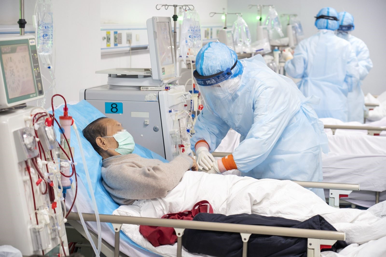 Nhân viên y tế điều trị bệnh nhân nhiễm COVID-19 tại bệnh viện ở Vũ Hán, tỉnh Hồ Bắc, Trung Quốc, ngày 21/3. Ảnh: THX/TTXVN