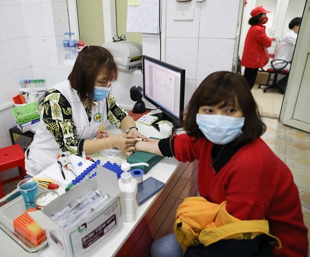 Lấy mẫu máu xét nghiệm cho tình nguyện viên đăng ký hiến máu tại địa chỉ 26 Lương Ngọc Quyến, quận Hoàn Kiếm, Hà Nội. (Ảnh: TTXVN)