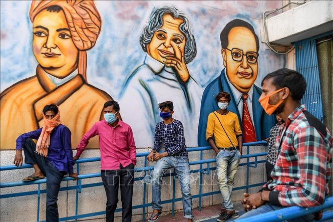 Người dân Ấn Độ đeo khẩu trang phòng dịch. Ảnh: AFP/TTXVN
