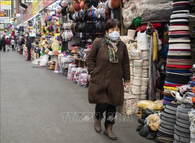 Người dân mua sắm tại một khu chợ ở Daegu, Hàn Quốc ngày 16/3/2020. Ảnh: THX/TTXVN