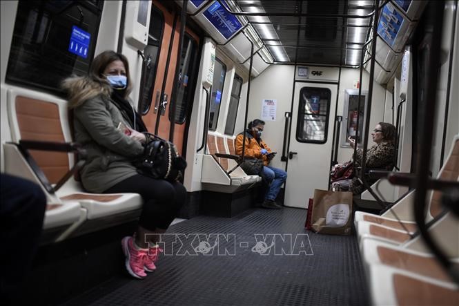 Người dân đeo khẩu trang để phòng tránh lây nhiễm COVID-19 trên tàu điện ngầm ở Madrid, Tây Ban Nha ngày 30/3/2020. Ảnh: AFP/TTXVN