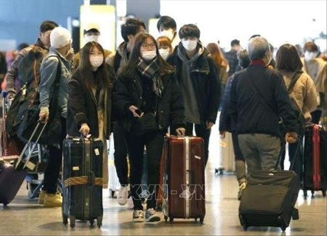 Hành khách tại sân bay Narita, gần Tokyo, Nhật Bản ngày 18/2/2020. Ảnh: Kyodo/TTXVN