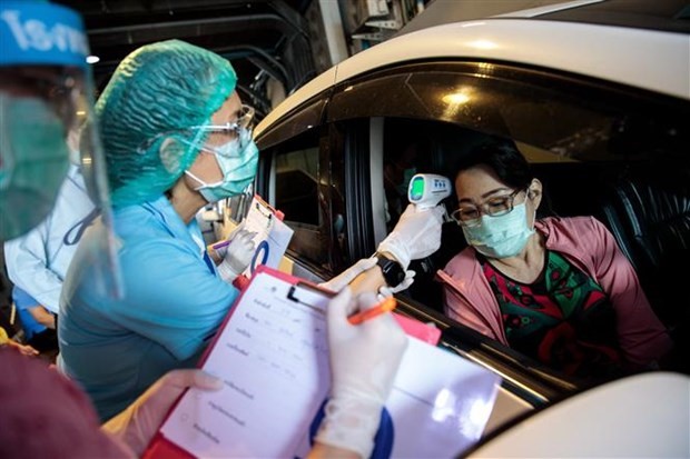 Kiểm tra thân nhiệt phòng lây nhiễm COVID-19 tại Bangkok, Thái Lan, ngày 25/3/2020. (Ảnh: AFP/TTXVN)